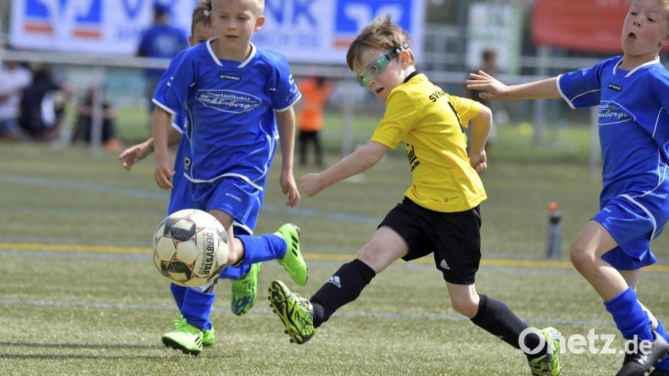 Voll drauf aufs Tor mit Sportbrille- Szene aus dem Spiel des SV Kauerhof (gelbes Trikot) gegen den SV Freudenberg (blaue Trikots). Bild: Hubert Ziegler