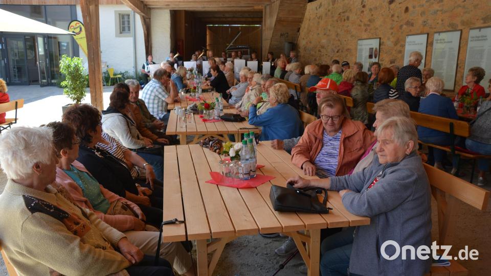 Vollbesetzt war am Mittwochnachmittag die Remise im Schafferhof. Hinten im Bild die Zollkapelle Nürnberg. Bild: jr