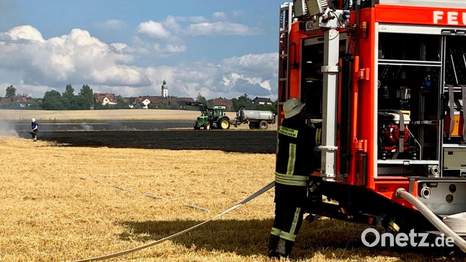 Die Feuerwehr löscht einen Feldbrand in Neunkirchen bei Weiden. Landwirte schaffen Löschwasser in Güllefässern heran. Bild: Gabi Schönberger