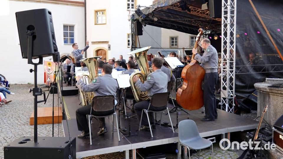 Der Leiter des Musikkorps, Hauptmann Rudolf Piehlmayer, hat sein Ensemble stets voll im Griff. Bild: gac