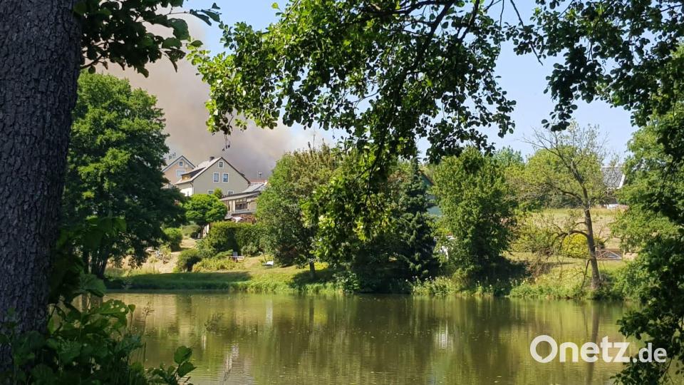 Über der Ortschaft Reichenau steigt am Freitagnachmittag Rauch auf. Eine Scheune brennt. Bild: dob