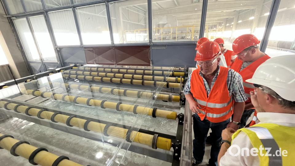Gläser von 0,75 Millimeter bis zu 19 Millimeter Stärke und einer Länge von maximal 24 Metern werden in Weiherhammer produziert. Bild: mor