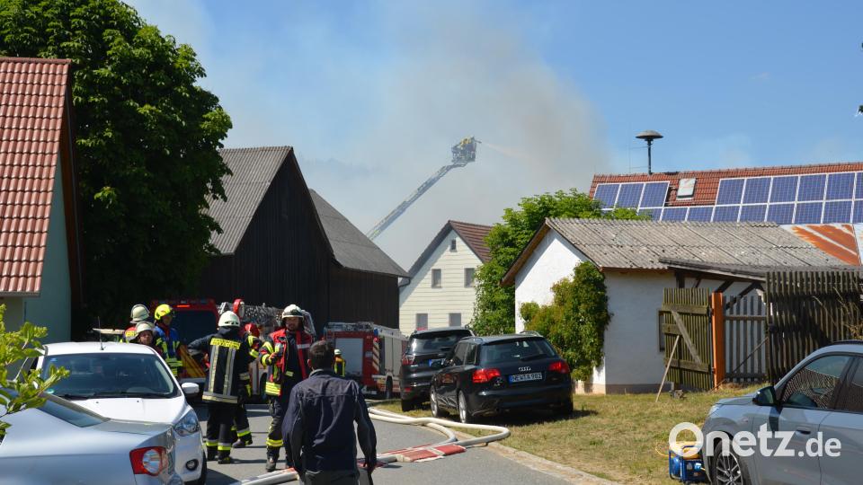 Am frühen Freitagnachmittag brennt in Reichenau bei Waidhaus eine Maschinenhalle nieder. Die Rinder im angrenzenden Stall schaffen es rechtzeitig ins Freie. Bild: dob
