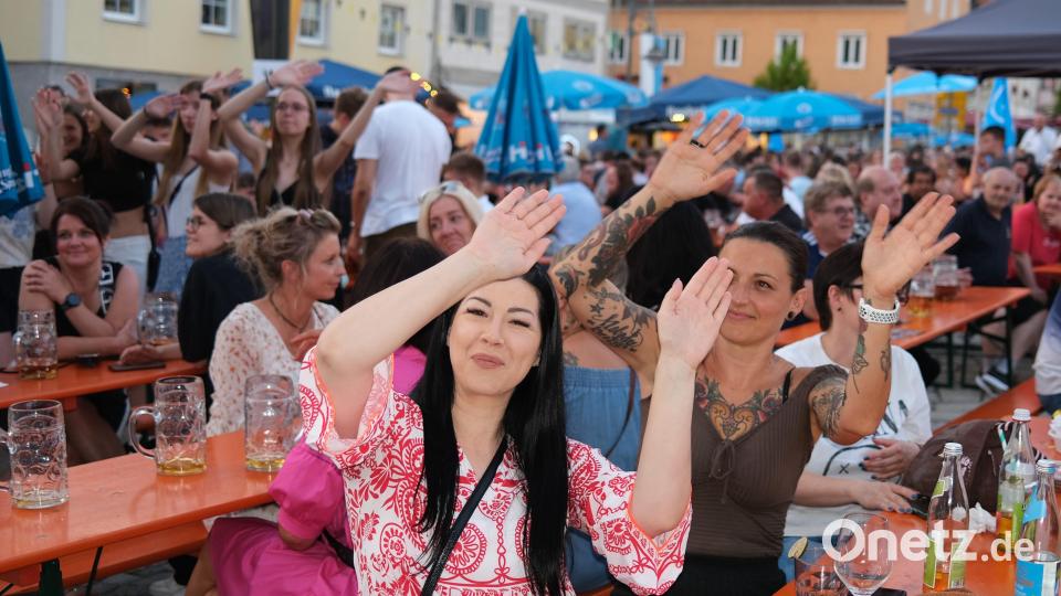 Schon zum Auftakt des Schwandorfer Bürgerfestes herrscht gute Stimmung. Sie ist am Samstag und Sonntag sicher noch steigerungsfähig. Bild: Hirsch
