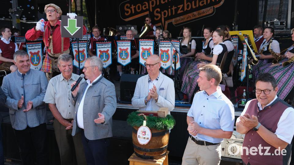 Oberbürgermeister Andreas Feller (Dritter von Links) gratuliert zum Bürgerfestauftakt dem stellvertretenden Landrat Jakob Scharf (Zweiter von links) zum 75. Geburtstag . Seinem Bürgermeisterkollegen aus Italien, Massimo Presciutti (Mitte), lässt er das erste Fass anstechen. Den Ton gibt der Musikverein Dachelhofen an. Bild: Hirsch