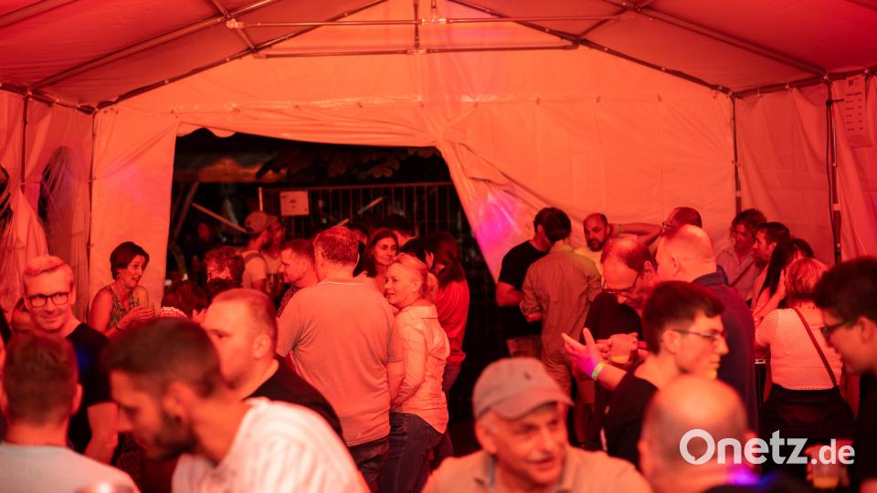 Drei Tage feiert die Feuerwehr Neunkirchen ihren 150. Geburtstag. Den Partyabend zum Festauftakt stürmen am Freitag Hunderte Besucher. Für Stimmung sorgen die "Trachtenrocker". Bild: Lukas Kraus