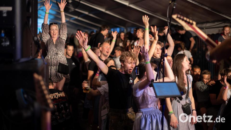 Drei Tage feiert die Feuerwehr Neunkirchen ihren 150. Geburtstag. Den Partyabend zum Festauftakt stürmen am Freitag Hunderte Besucher. Für Stimmung sorgen die "Trachtenrocker". Bild: Lukas Kraus