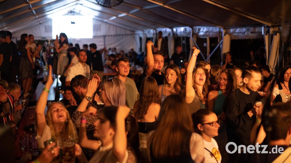 Drei Tage feiert die Feuerwehr Neunkirchen ihren 150. Geburtstag. Den Partyabend zum Festauftakt stürmen am Freitag Hunderte Besucher. Für Stimmung sorgen die "Trachtenrocker". Bild: Lukas Kraus