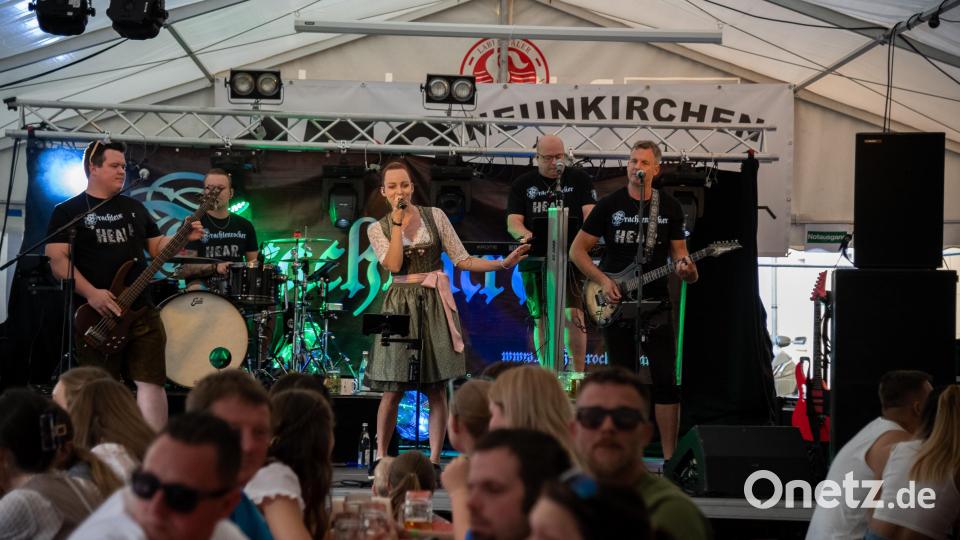 Drei Tage feiert die Feuerwehr Neunkirchen ihren 150. Geburtstag. Den Partyabend zum Festauftakt stürmen am Freitag Hunderte Besucher. Für Stimmung sorgen die &quot;Trachtenrocker&quot;. Bild: Lukas Kraus