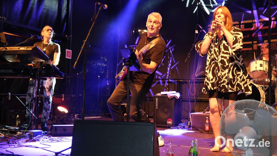 70 Bands und Gruppen decken beim Schwandorfer Bürgerfest das musikalische Spektrum ab. Im Bild die Band &quot;Groovemachine&quot;. Bild: Hirsch