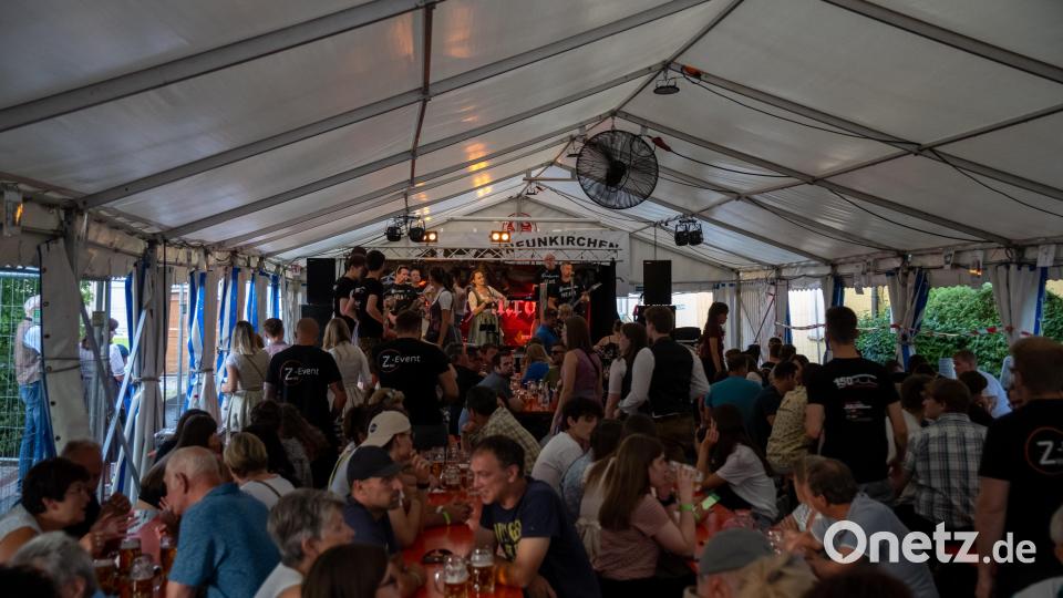 Drei Tage feiert die Feuerwehr Neunkirchen ihren 150. Geburtstag. Den Partyabend zum Festauftakt stürmen am Freitag Hunderte Besucher. Für Stimmung sorgen die "Trachtenrocker". Bild: Lukas Kraus