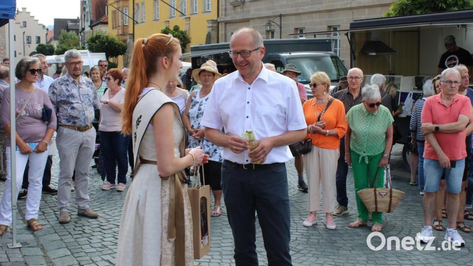 Holunderkönigin Monika Hirtreiter eröffnete mit Bürgermeister Roman Schäffler (vorne von links) den Kemnather Wochenmarkt. Bild: Stadt Kemnath/exb
