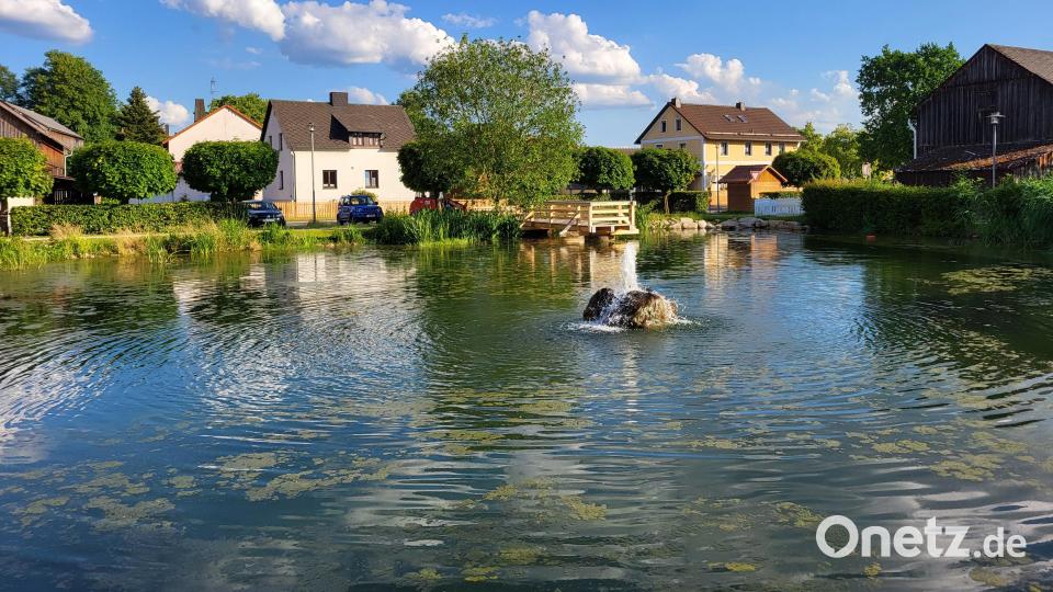Zum Verweilen lädt der Dorfteich mit Brunnenanlage ein. Bild: rti