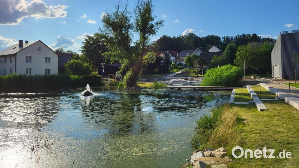 Zum Verweilen lädt der Dorfteich mit Brunnenanlage und Wasserspielplatz ein. Bild: rti