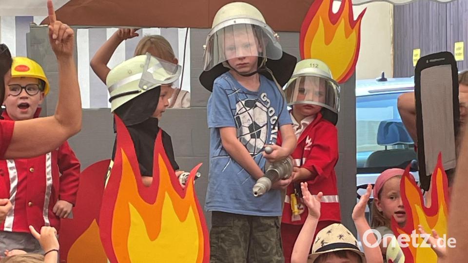 Die Buben und Mädchen des Kindergartens bei ihrem Gastauftritt im Festzelt. Bild: mte