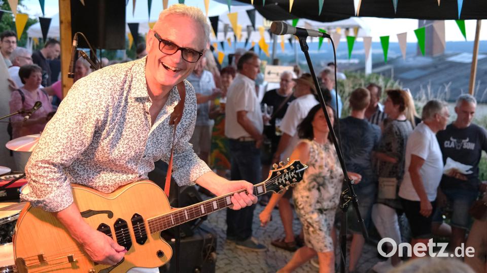 Chris Radlbeck war schon beim ersten Schwandorfer Bürgerfest 1977 dabei. Bei der 22. Auflage rockte er mit der Rattle Gang auf der Blasturmbühne. Bild: Hirsch