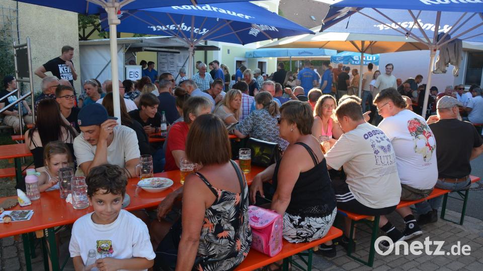 Voll besetzte Bierbänke am Samstagabend. Bild: jr