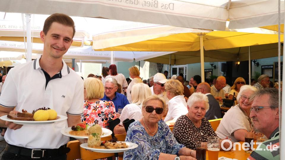 Bei Schweinebraten und Knödeln ließen es sich die Bürgerfestbesucher am Sonntag gut gehen. Bild: Hirsch
