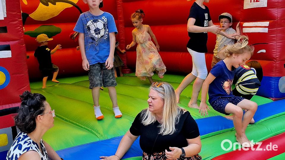 Die Kinder habe Spaß in der Hüpfburg. Bild: R. Kreuzer