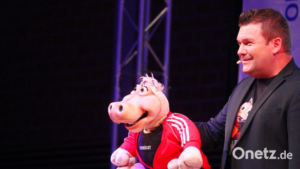 Bauchredner Sebastian Reich begeisterte mit seiner Nilpferd-Dame Amanda bei Mitgliedertag der Raiffeisenbank Oberpfalz Nord-West eG. Bild: stg