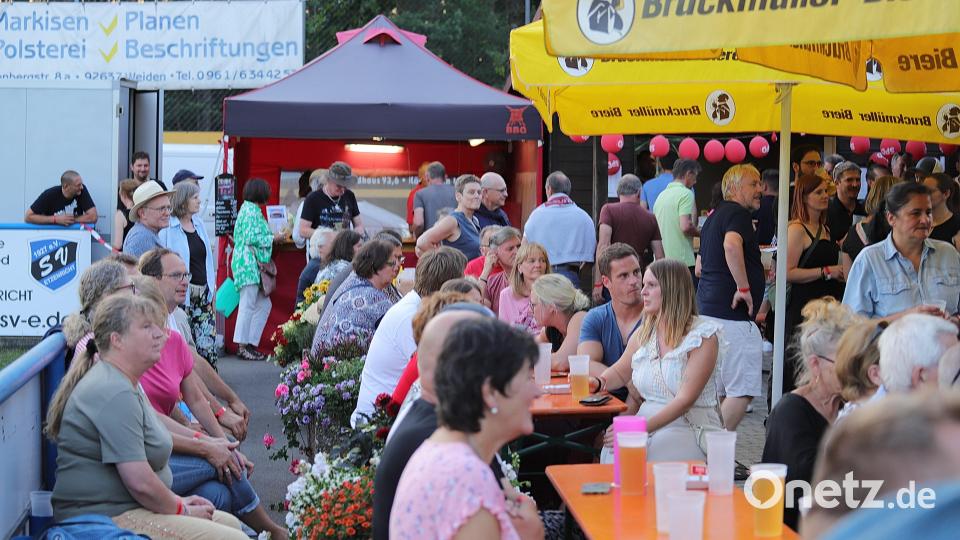 Das Open Air beim SV Etzenricht ist gut besucht, das Wetter spielt an diesem Abend bestens mit. Bild: war