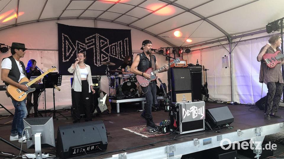 Handgemachte Rock-Musik versprach die Gruppe &quot;Defboy&quot; bei ihrem Heimspiel am Freitagabend. Bild: wro