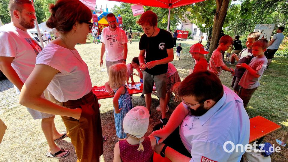 Beim Tattoo-Aufkleben. Bild: R. Kreuzer