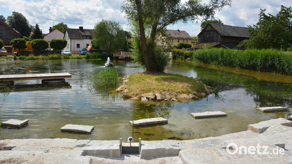 Zum Verweilen lädt der Dorfteich mit Brunnenanlage und Wasserspielplatz ein. Bild: jr