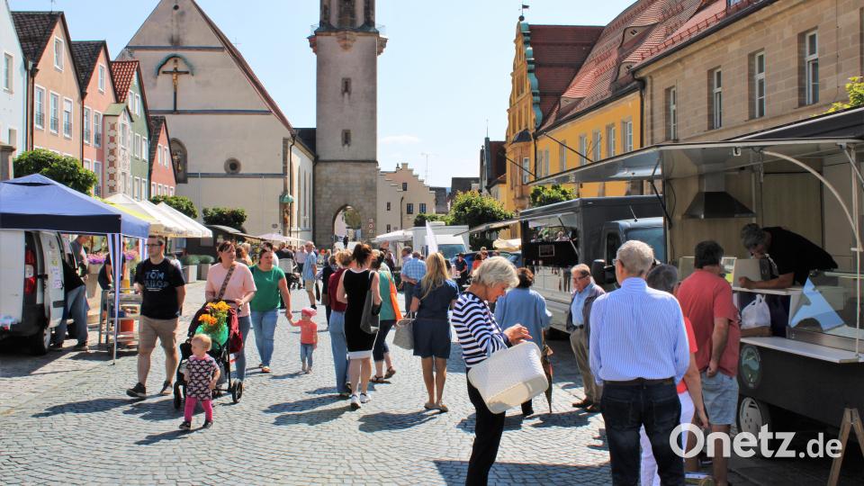 19 Stände säumten zwei Seiten des Kemnather Stadtplatzes. Bild: Stadt Kemnath/exb