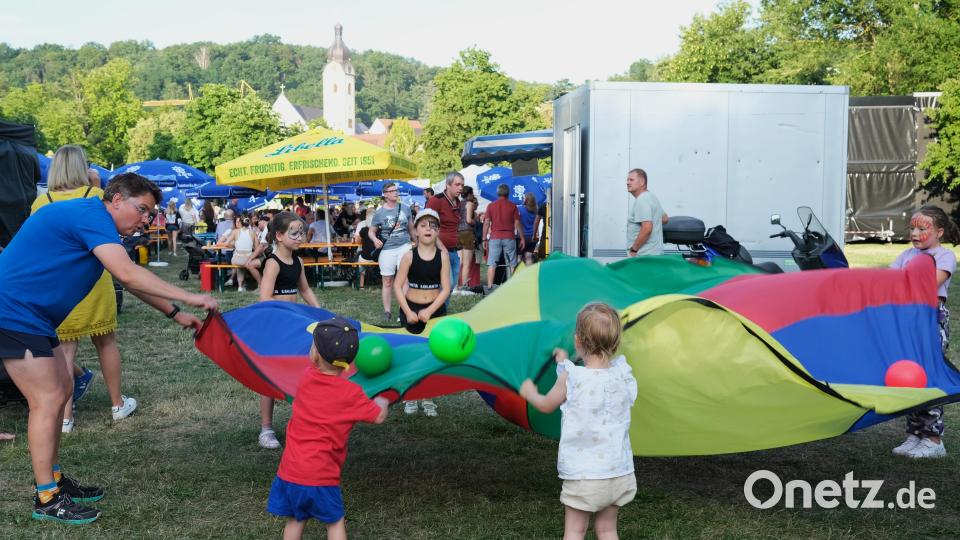 Der Stadtpark war Treffpunkt für die Familien. Dort war ein Mitmach-Programm geboten. Bild: Hirsch