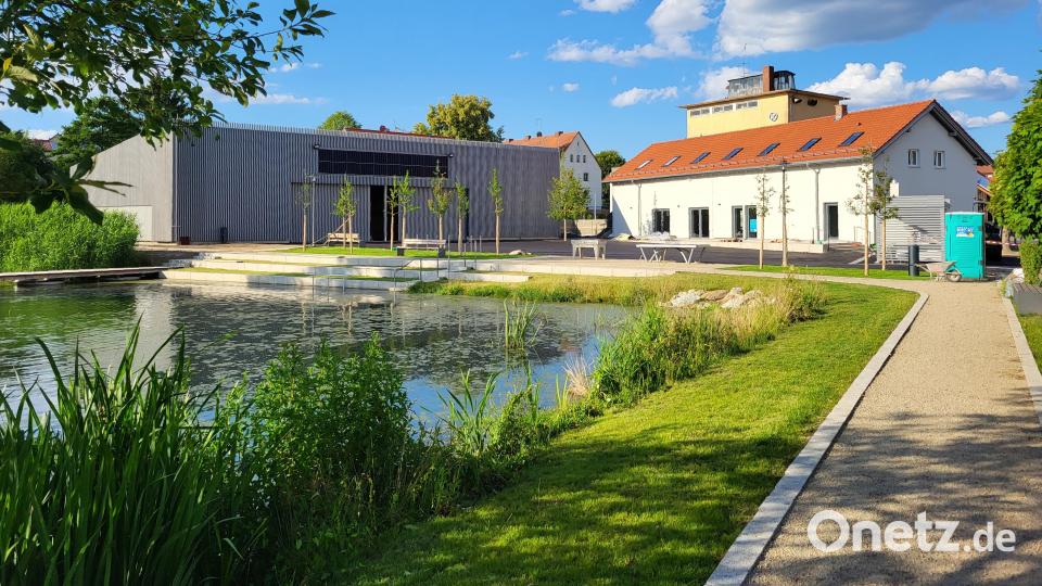 Kurz vor dem Abschluss stehen die Arbeiten zur Revitalisierung des Raiffeisen-Areals. Das frühere Lagerhaus (rechts) dient künftig als Mehrzweckgebäude, in der einstigen Lagerhalle werden Vereinsutensilien untergebracht. Kernstück des Freizeitgeländes ist der aufgewertete Dorfteich. Bild: rti