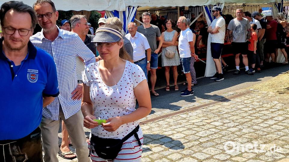 Eine Menschenschlange bildet sich vor der Essensausgabe. Bild: R. Kreuzer