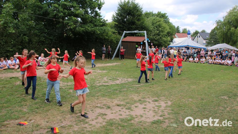 Beim Spielplatzfest der Siedlergemeinschaft Rosenhof konnten sich die Besucher über Tanzeinlagen freuen. Den Auftakt machten die &quot;Little Dancers&quot;. Bild: sne