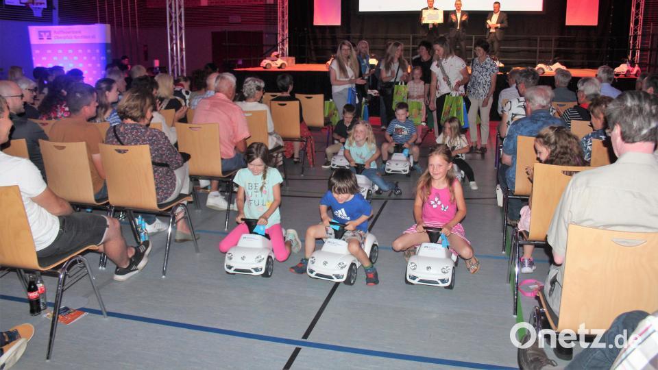 Insgesamt 70 Juniorcars im Wert von 8500 Euro gab es als Spende für die 19 Kindergärten im Geschäftsgebiet der Bank. Bild: stg