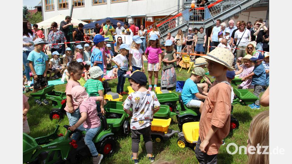 Dank weiterer Spenden konnten für die Krippen- und Kinderhauskinder neue Fahrzeuge angeschafft werden. Nun kann der große Bewegungsdrang der Kinder in dem Garten wieder vielseitig ausgelebt werden. Bild: lep