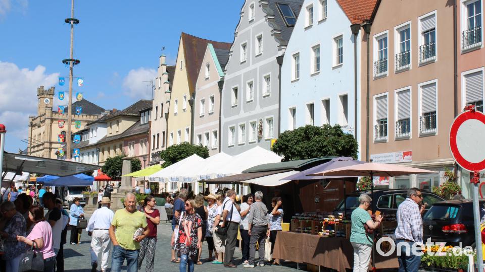 19 Stände säumten zwei Seiten des Kemnather Stadtplatzes. Bild: Stadt Kemnath/exb