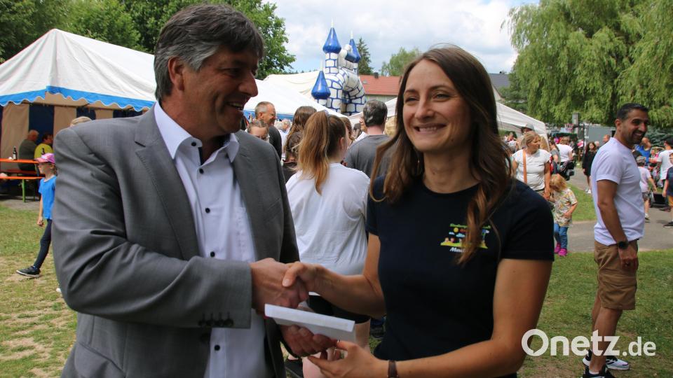 Bürgermeister Edgar Knobloch gratulierte Madline Schwaiger zu ihrem Fest und überreichte eine Spende der Stadt von 150 Euro. Bild: sne