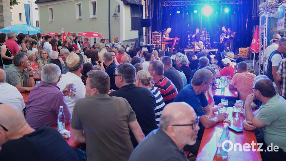 Blick auf die Bühne in der Kirchengasse: Dort erinnerte die &quot;Mad Company&quot; an die Meilensteine der Rockgeschichte. Bild: Hirsch
