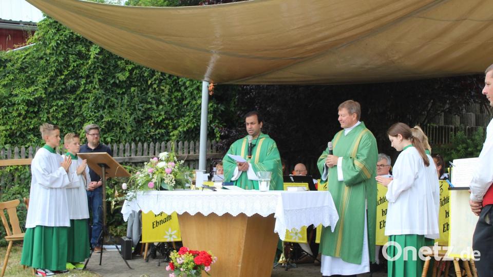 Pfarrer Pater Anish George (links) und Diakon Rudolf Hoffmann beim Gottesdienst im Pfarrgarten. Bild: soj