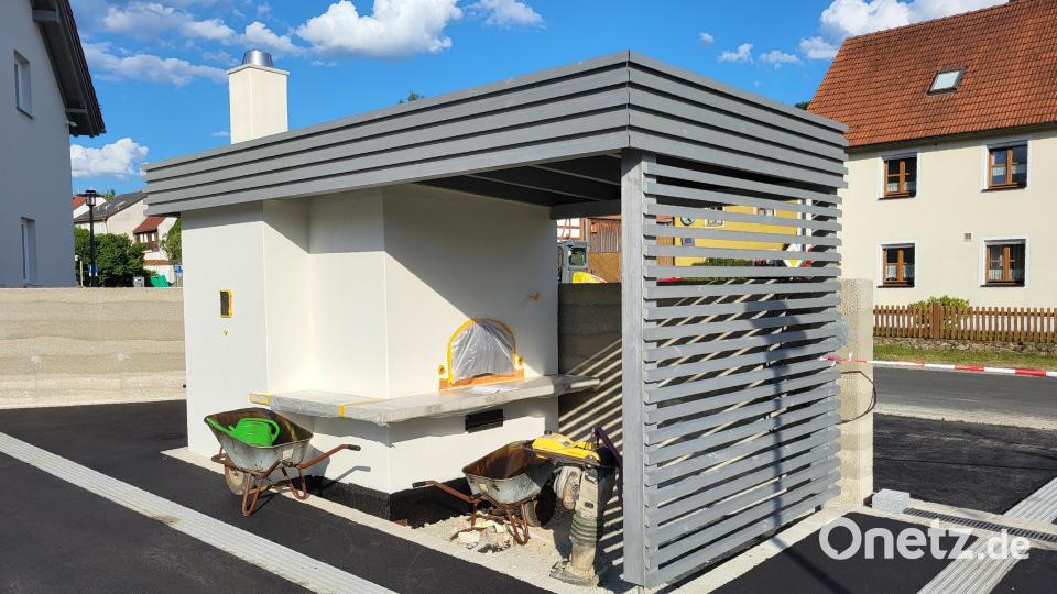 Gebaut wurde auch ein Backofen, der ab Herbst betriebsbereit sein soll. Bild: rti