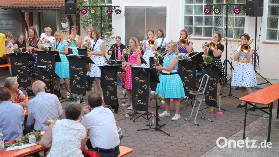 Ob Swing, Rock&#039;n&#039;Roll oder Modernes: Die Damen-Bigband um Leiterin Simone Dietl (am Schlagzeug) glänzt mit einem reichhaltigen Repertoire. Bild: pi
