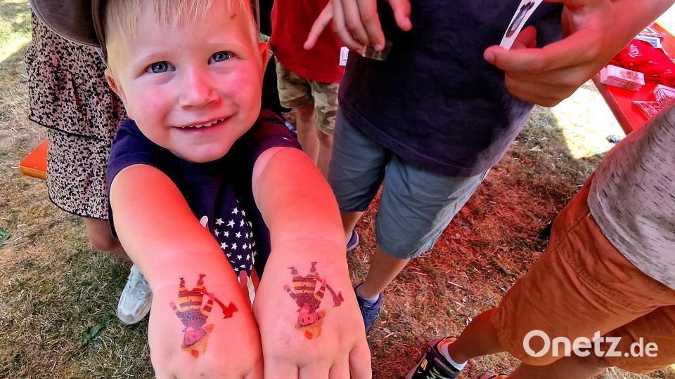 Auch Tattoos mit Feuerwehr-Zeichen lassen sie die Kleinen machen. Bild: R. Kreuzer