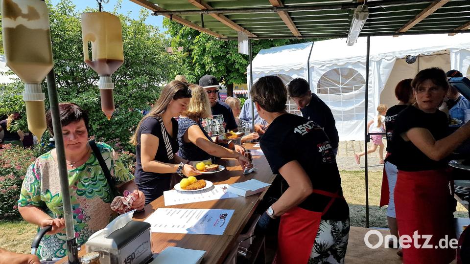 Am Stand bei der Essensausgabe haben die Helferinnen und Helfer vie zu tun. Bild: R. Kreuzer