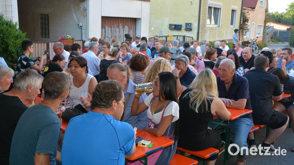 Voll besetzte Bierbänke am Samstagabend. Bild: jr