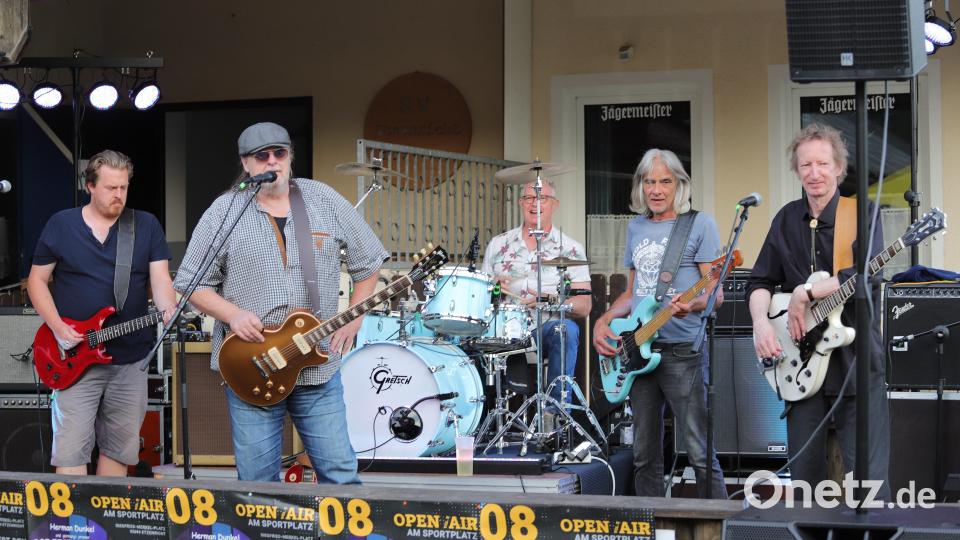 Die Cover-Band um Hermann Dunkel bringt die Bestseller der Band &quot;CCR&quot; auf dem Podest am Etzenrichter Sportheim in Erinnerung und begeistert das generationsmäßig gemischte Publikum. Bild: war