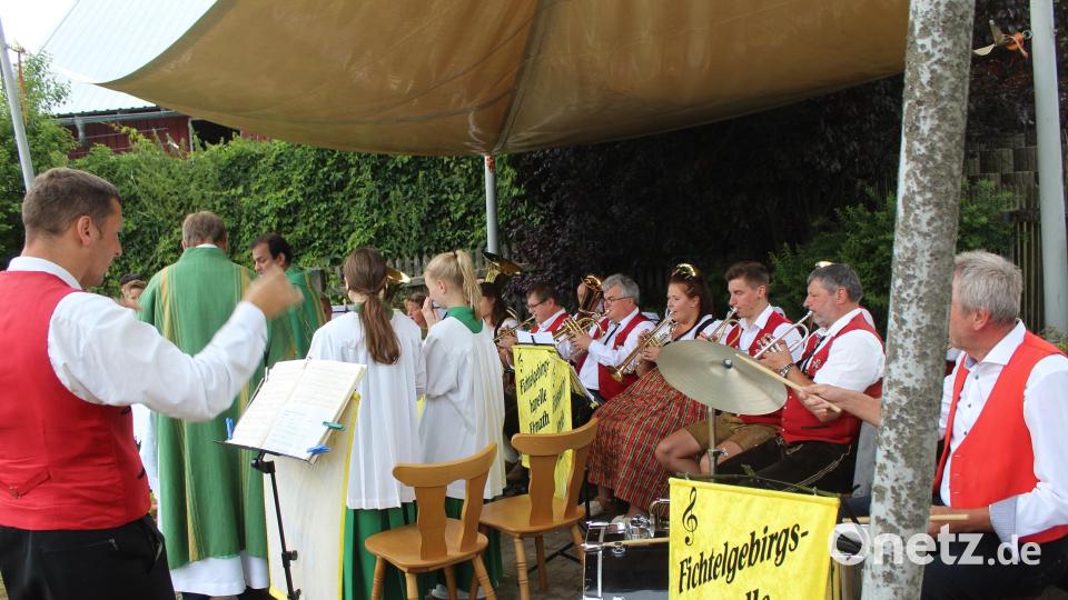 Die Fichtelgebirgskapelle Ebnath unter Leitung von Johannes Prechtl gestaltete den Gottesdienst mit. Bild: soj