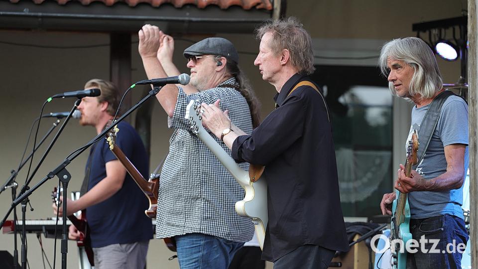 Die Cover-Band um Hermann Dunkel bringt die Bestseller der Band &quot;CCR&quot; auf dem Podest am Etzenrichter Sportheim in Erinnerung und begeistert das generationsmäßig gemischte Publikum. Bild: war