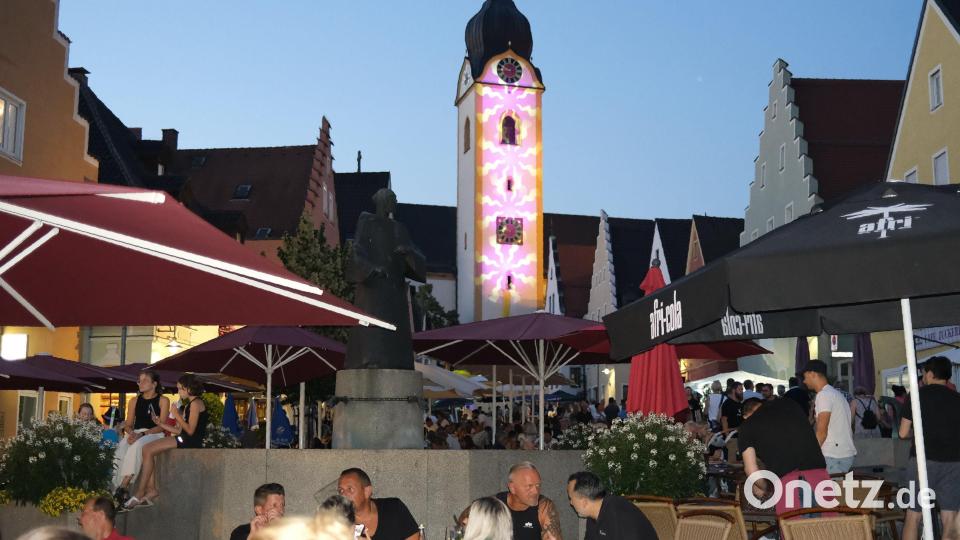 Illumination am Markplatz mit einem beleuchteten Kirchturm St. Jakob. Bild: Hirsch