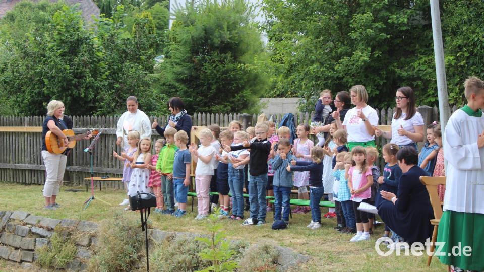 Die Kinder des KInderhauses Sankt Josef trugen Lieder während des Gottesdienstes vor. Bild: soj