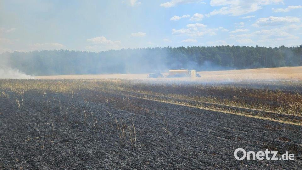 Auf einem Getreidefeld in Hiltersdorf kreisten die Feuerwehrkräfte am Sonntag die Brandfläche ein. Bild: Kreisbrandinspektion Amberg-Sulzbach/exb